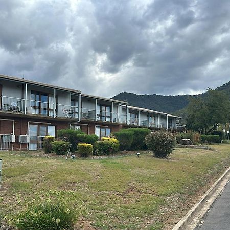 Mountain Creek Motel Bar & Restaurant Mount Beauty Exterior photo