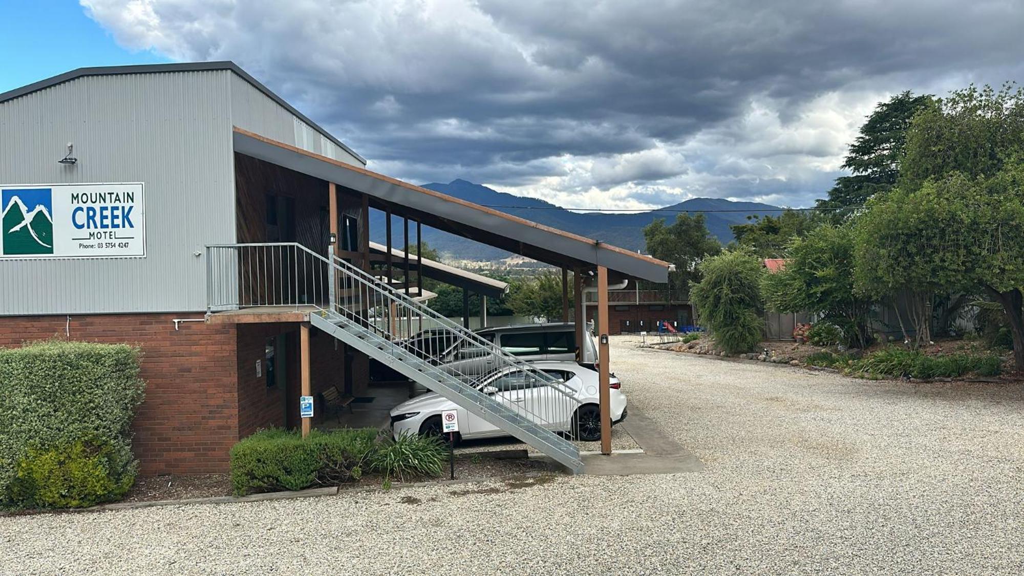 Mountain Creek Motel Bar & Restaurant Mount Beauty Exterior photo