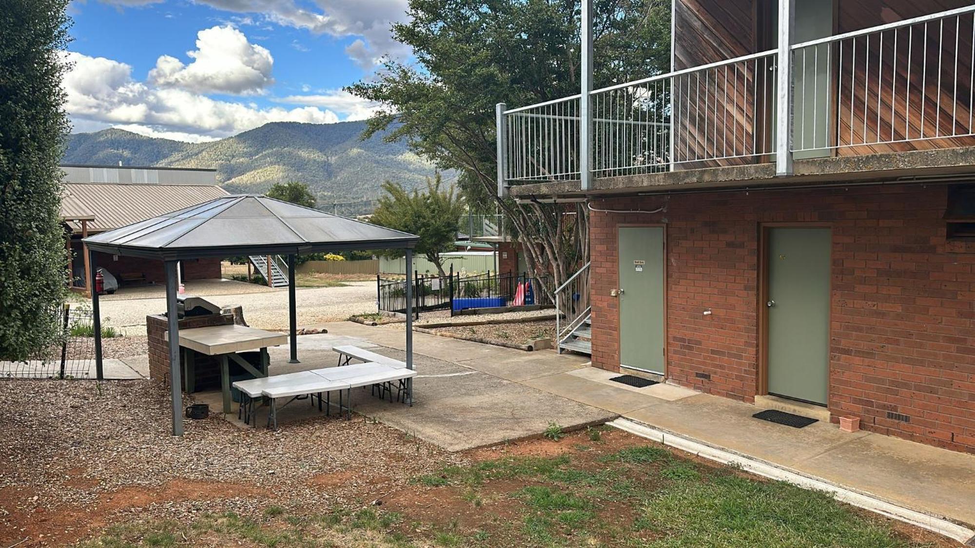 Mountain Creek Motel Bar & Restaurant Mount Beauty Exterior photo