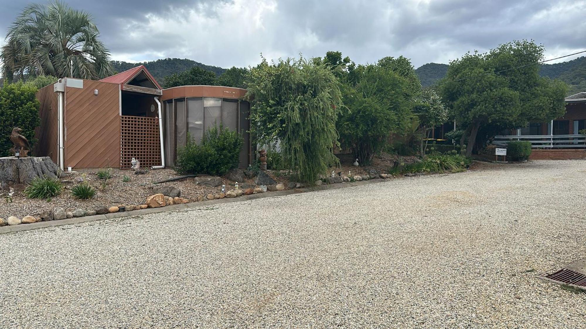 Mountain Creek Motel Bar & Restaurant Mount Beauty Exterior photo