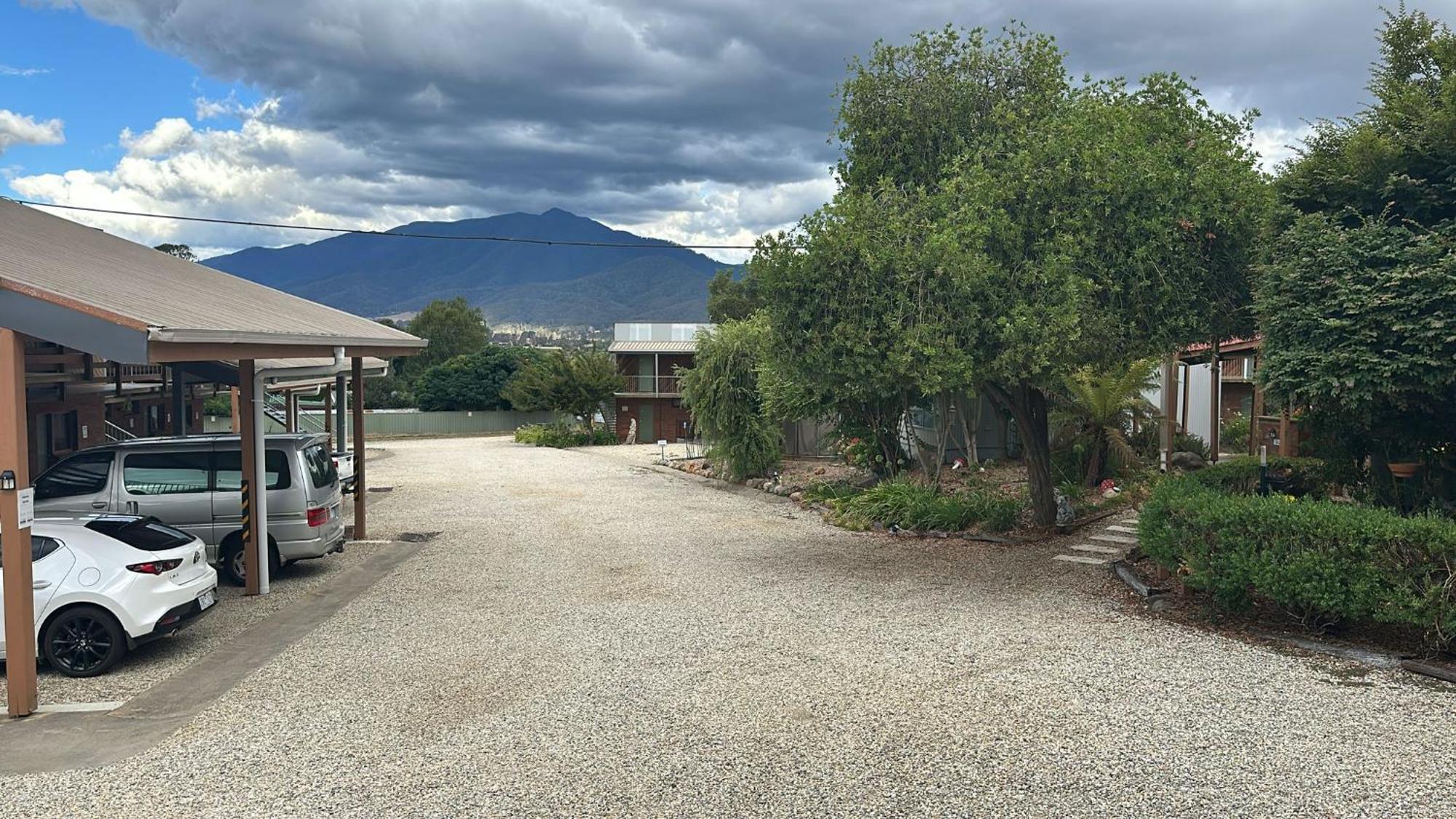 Mountain Creek Motel Bar & Restaurant Mount Beauty Exterior photo